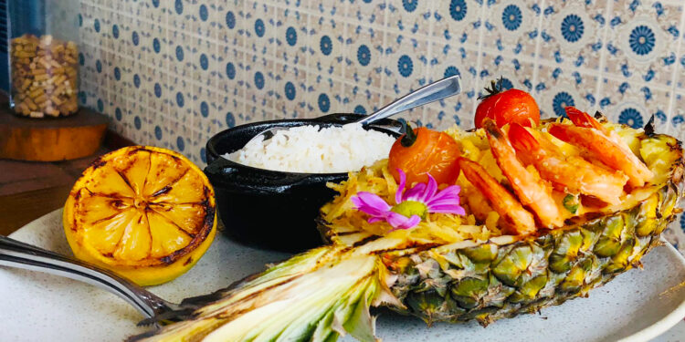 Chefs usam criatividade para preparar pratos fantásticos no 30º Festival do Camarão de Ilhabela