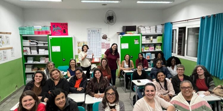 Escola de Ilhabela recebe formação sobre alfabetização baseada em evidências