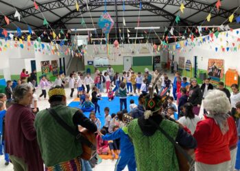 Escola de Ilhabela recebe oficina sobre grafismo da cultura indígena