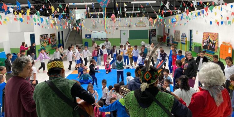 Escola de Ilhabela recebe oficina sobre grafismo da cultura indígena