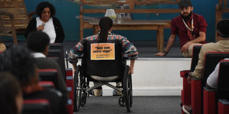 Ilhabela promove conscientização sobre o respeito às vagas para PcD com ação “Só 5 minutinhos