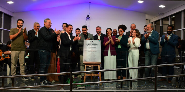 Prefeito Toninho Colucci entrega nova sede da Câmara de Ilhabela após ampla reforma e modernização executada pela Prefeitura