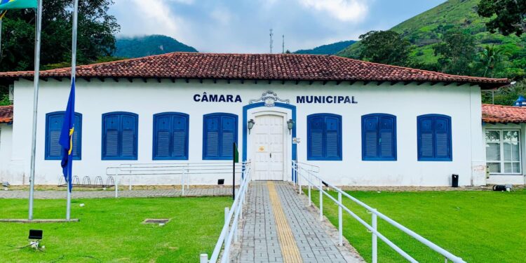Secretaria de Educação de Ilhabela presta contas do 2º quadrimestre de 2025 na Câmara