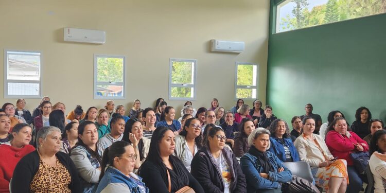 Treinamento reforça boas práticas e valoriza profissionais da alimentação escolar de Ilhabela
