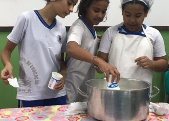 Alunos da Escola Eurípedes aprendem ciência de forma prática com experimento de iogurte