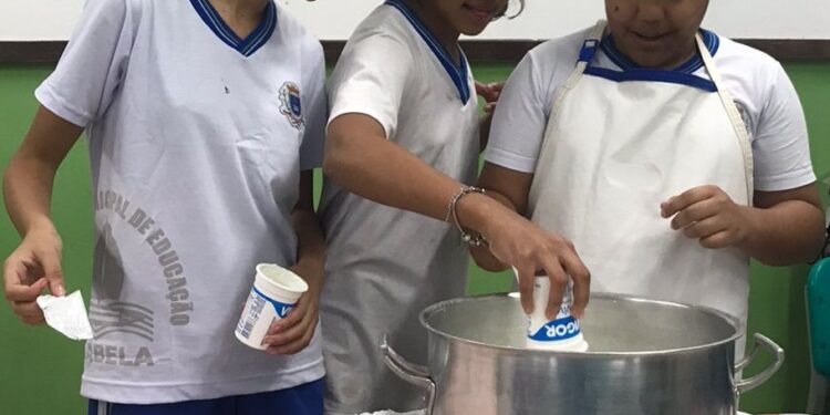 Alunos da Escola Eurípedes aprendem ciência de forma prática com experimento de iogurte
