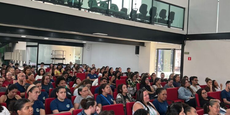 Auxiliares de Primeira Infância participam de formação sobre saúde emocional em Ilhabela