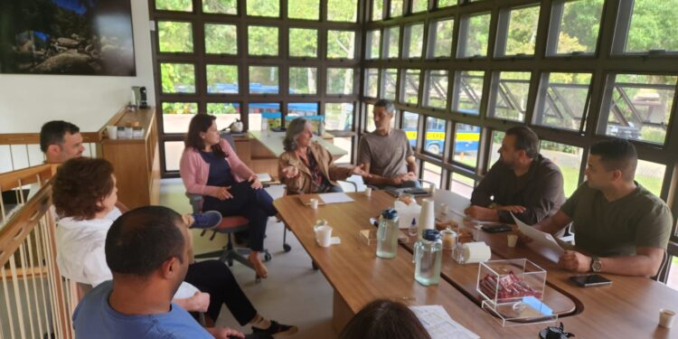 Educação de Ilhabela fortalece parceria com Associação Barreiros para novos projetos em 2026