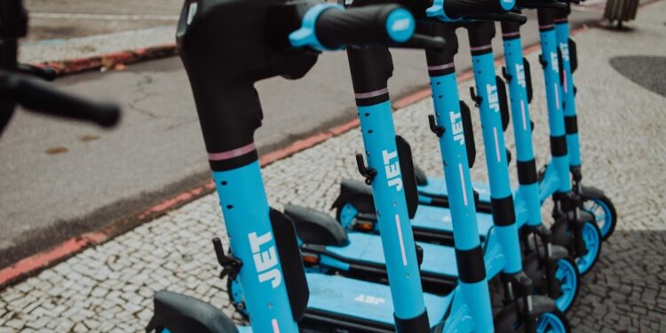 Ilhabela conta com serviço de aluguel de patinetes elétricos