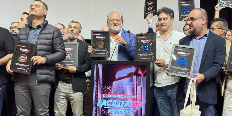 Prefeito Toninho Colucci conquista Selo Bronze do Programa Facilita SP Municípios para Ilhabela