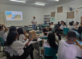 Alunos da Escola Mércia participam de ação de educação ambiental sobre saneamento