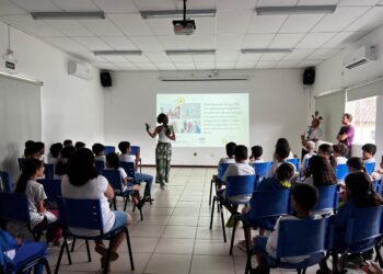Biblioteca Nilce Signorini recebe alunos para lançamento do livro “Pelo Caminho das Plantas da Aldeia”