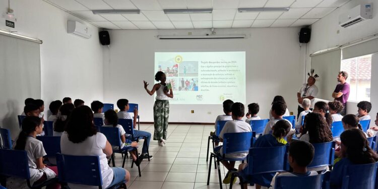 Biblioteca Nilce Signorini recebe alunos para lançamento do livro “Pelo Caminho das Plantas da Aldeia”