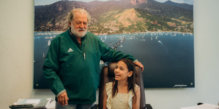 Toninho Colucci realiza o sonho de menina que queria ser prefeita por um dia em Ilhabela