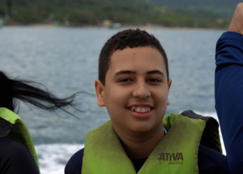 Em Ilhabela, encontro entre adolescente autista e jubarte emociona e marca temporada histórica de avistamentos