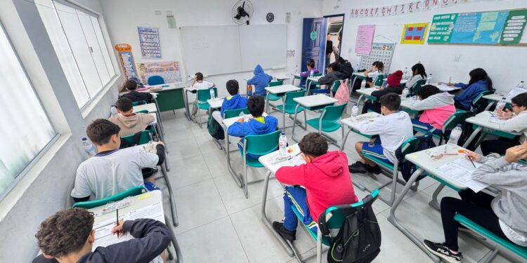 Estudantes da rede municipal de Ilhabela iniciam provas do Saeb 2025