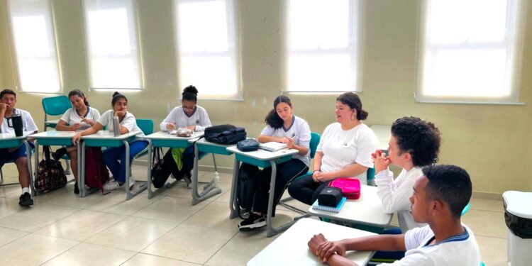 Ex-alunos da Escola Cívico de Ilhabela conquistam intercâmbio internacional pelo programa “Prontos pro Mundo”