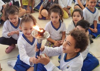 Maior corrida de revezamento pela paz no mundo passa por Ilhabela e encanta alunos da rede municipal
