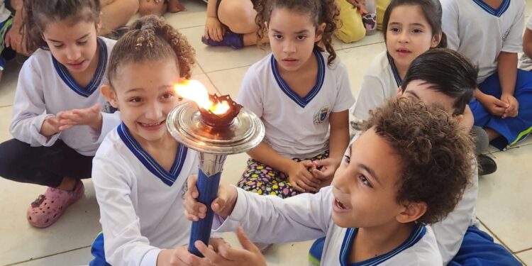 Maior corrida de revezamento pela paz no mundo passa por Ilhabela e encanta alunos da rede municipal