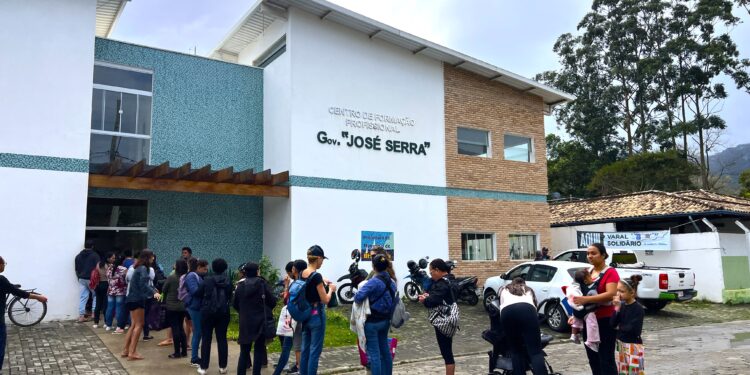 Mais de 850 peças de roupas são distribuídas pelo Varal Solidário do Fundo Social de Ilhabela, beneficiando mais de 90 famílias