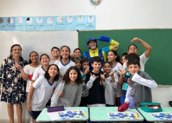 Personagem do Mundo de Kaboo visita escolas e convida alunos para Festa das Crianças em Ilhabela