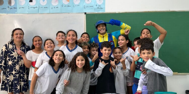 Personagem do Mundo de Kaboo visita escolas e convida alunos para Festa das Crianças em Ilhabela