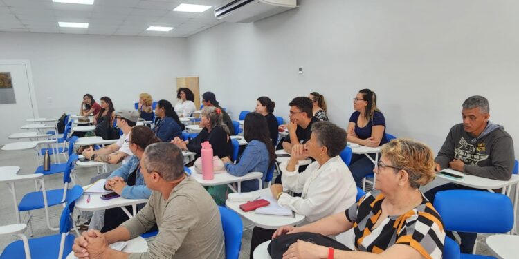 Professores das comunidades tradicionais de Ilhabela participam de formação