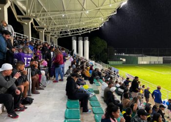 Os times Santa Luz e Tradição garantiram, na última quarta-feira (8), o acesso à 1ª Divisão do Campeonato Municipal de Futebol de Ilhabela após vencerem as semifinais da competição. Com o resultado, os dois times se enfrentarão na grande final, que ocorrerá no dia 15 de outubro, no campo do PEII Sul, às 19h45.  A disputa entre os times Santa Luz e Vento Sul, nas quartas de final, foi decidida nos pênaltis e terminou com o placar de 5×4 para o Santa Luz. Já o Tradição venceu por 2×0 a equipe do Paleta Caiçara.  Ambos os times vencedores foram rebaixados em 2024 e voltarão à 1ª Divisão no próximo ano.  Durante todo o torneio, que começou em agosto de 2025, as competições têm se destacado pelo equilíbrio técnico e pela forte presença de torcedores nos jogos.  Até o momento, o campeonato já contabiliza 49 partidas disputadas, com 148 gols marcados e a participação de 559 atletas, que representaram 24 equipes do município.