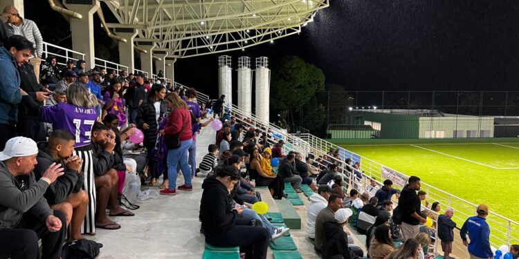 Os times Santa Luz e Tradição garantiram, na última quarta-feira (8), o acesso à 1ª Divisão do Campeonato Municipal de Futebol de Ilhabela após vencerem as semifinais da competição. Com o resultado, os dois times se enfrentarão na grande final, que ocorrerá no dia 15 de outubro, no campo do PEII Sul, às 19h45.  A disputa entre os times Santa Luz e Vento Sul, nas quartas de final, foi decidida nos pênaltis e terminou com o placar de 5×4 para o Santa Luz. Já o Tradição venceu por 2×0 a equipe do Paleta Caiçara.  Ambos os times vencedores foram rebaixados em 2024 e voltarão à 1ª Divisão no próximo ano.  Durante todo o torneio, que começou em agosto de 2025, as competições têm se destacado pelo equilíbrio técnico e pela forte presença de torcedores nos jogos.  Até o momento, o campeonato já contabiliza 49 partidas disputadas, com 148 gols marcados e a participação de 559 atletas, que representaram 24 equipes do município.