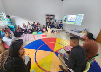 Secretaria de Educação avança com escuta de APIs para fortalecer valorização da categoria