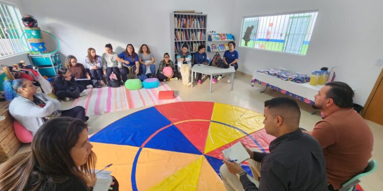 Secretaria de Educação avança com escuta de APIs para fortalecer valorização da categoria