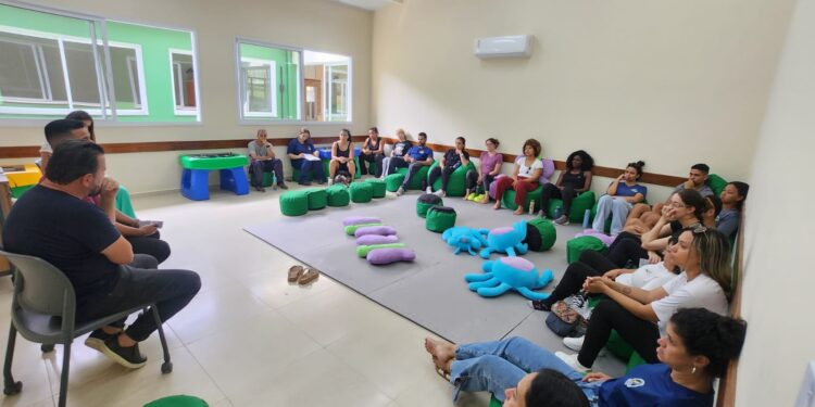 Secretaria de Educação de Ilhabela realiza escuta com Auxiliares de Primeira Infância em todas as unidades escolares