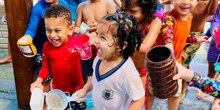 Semana da Criança anima escolas da rede municipal de Ilhabela com uma viagem pelos anos 80, 90 e 2000