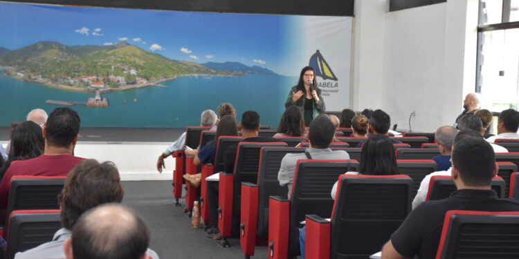 Servidores de Ilhabela aprendem sobre as novas regras da Reforma Tributária com enfoque para o município