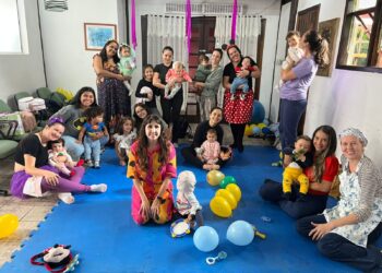 Turmas de yoga para bebês comemoram o Dia das Crianças com aula temática