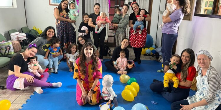 Turmas de yoga para bebês comemoram o Dia das Crianças com aula temática