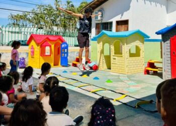 Contemplados pelo programa Bolsa-Atleta de Ilhabela inspiram alunos da Escola Antônio Marques com esporte e dedicação