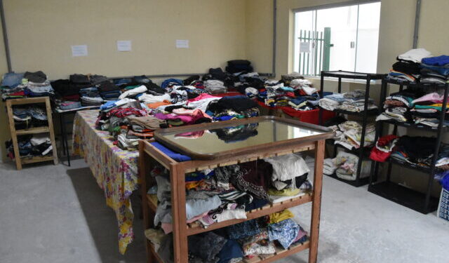 Fundo Social de Ilhabela realiza primeira edição do Varal Solidário de novembro com mais de mil peças doadas