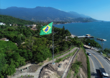 Ilhabela celebra Dia da Bandeira com cerimônia no Corpo de Bombeiros
