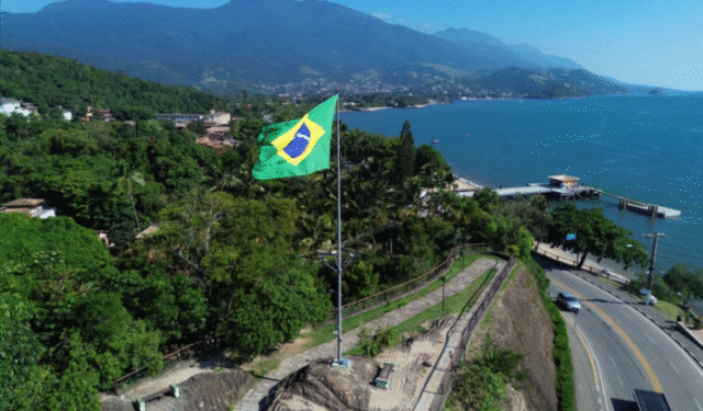 Ilhabela celebra Dia da Bandeira com cerimônia no Corpo de Bombeiros