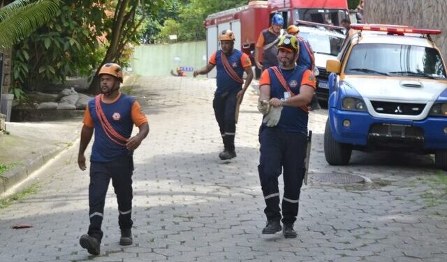 Ilhabela realiza reunião de alinhamento do Plano Preventivo da Defesa Civil (PPDC) do período de chuvas 2025/2026