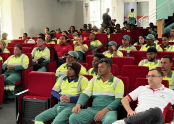 Mais de 90 funcionários da limpeza urbana de Ilhabela recebem capacitação para áreas de preservação ambiental na terça-feira (25)