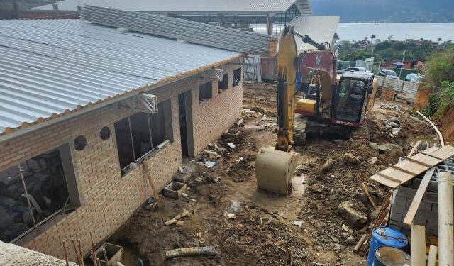Obras da terceira Escola Cívico-Municipal de Ilhabela avançam no Itaquanduba