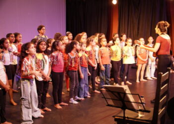 Polo de Educação Integrada de Ilhabela emociona público com espetáculo “Seres Alados, nossos aliados – o dia que o céu voltou a cantar”