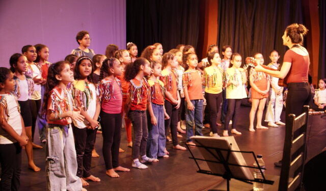 Polo de Educação Integrada de Ilhabela emociona público com espetáculo “Seres Alados, nossos aliados – o dia que o céu voltou a cantar”