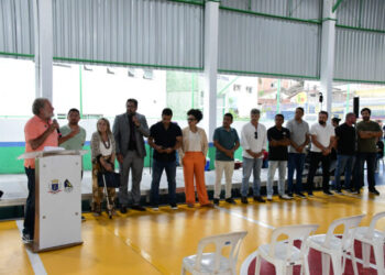 Prefeitura de Ilhabela entrega reforma da quadra poliesportiva do Itaquanduba