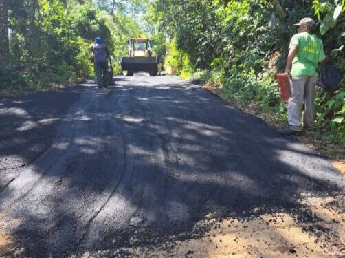 Prefeitura de Ilhabela realiza asfaltamento em rua do Portinho