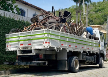 Prefeitura de Ilhabela realiza força-tarefa para eliminar criadouros do mosquito da dengue em residência com grande acúmulo de sucata