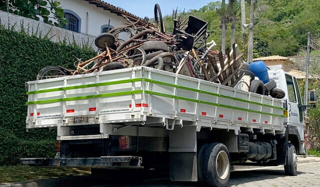 Prefeitura de Ilhabela realiza força-tarefa para eliminar criadouros do mosquito da dengue em residência com grande acúmulo de sucata