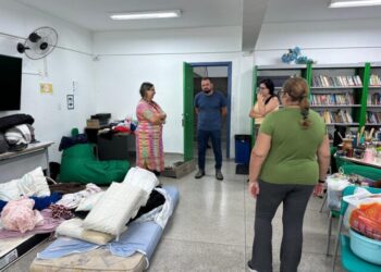 Escolas municipais de Ilhabela acolhem famílias e distribuem kits de alimentação para crianças em vulnerabilidade